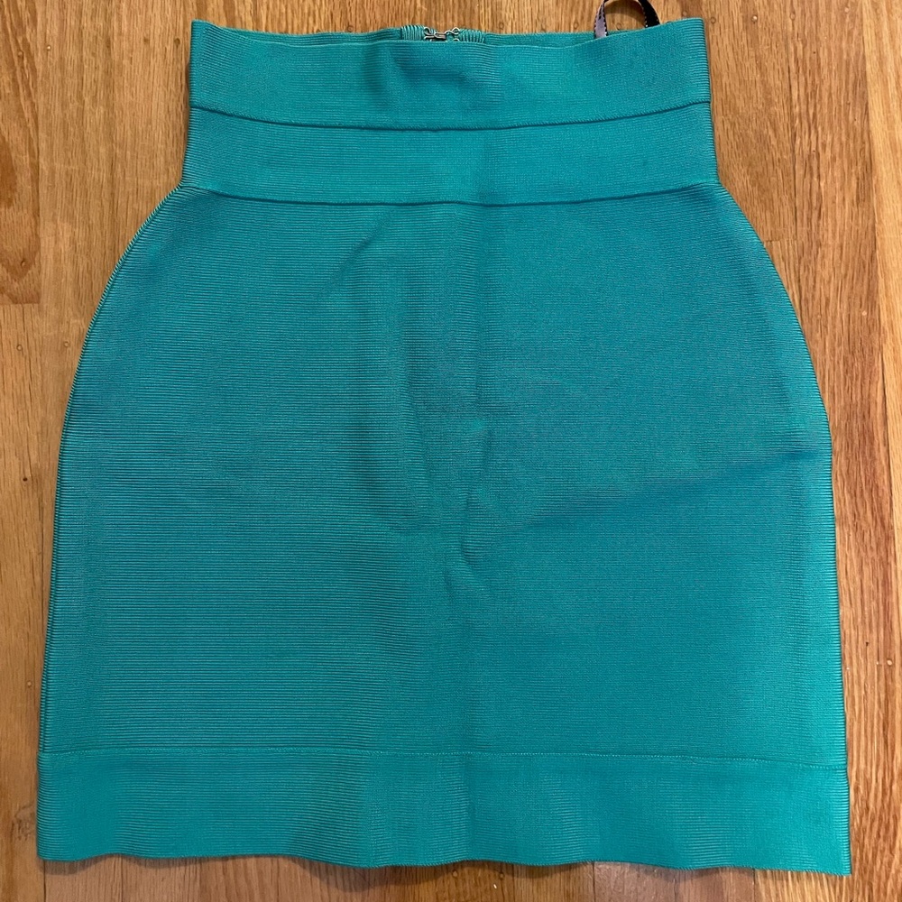 Herve leger bandage skirt in vibrant green